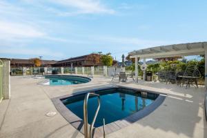 two pools in a patio with a table and chairs at Best Western Plus Gold Country Inn in Winnemucca