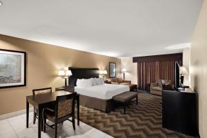 Habitación de hotel con cama y escritorio en Best Western Plus Gold Country Inn, en Winnemucca