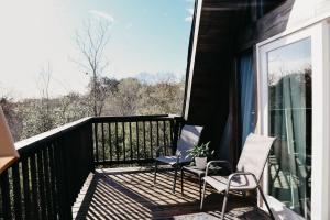 The Maverick: A-Frame w/ Hammock and Tree Top View的阳台或露台