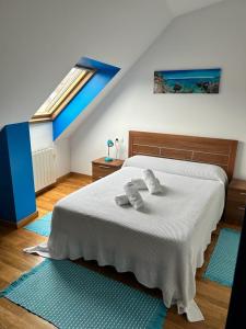 Un pat sau paturi într-o cameră la Acogedor apartamento ático en el centro de O Porriño