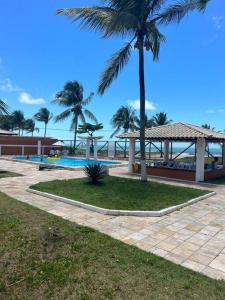 Hồ bơi trong/gần Apto em condomínio "PÉ NA AREIA" na praia de Guaibim!