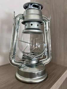 a silver blender sitting on top of a wooden table at Lake House_SC in Rio Forcação