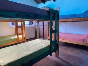 un grupo de literas en una habitación en Zonda hostel cultural, en Lago Puelo