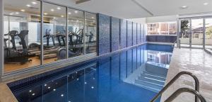 una piscina en un edificio con gimnasio en CityViews @ Glenelg * Pool/Beach * Free Parking * en Glenelg