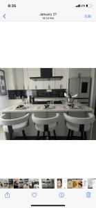 ein Schwarz-Weiß-Foto einer Küche mit Tischen und Stühlen in der Unterkunft Relaxing apartment in Massapequa
