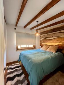 ein Schlafzimmer mit einem großen Bett in einem Zimmer in der Unterkunft route 199 cabaña exclusiva centro de eventos in Pucón