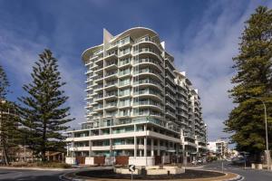 un edificio alto y blanco con una cúpula en CityViews @ Glenelg * Pool/Beach * Free Parking * en Glenelg