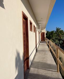 a hallway of a house with a walkway at Pousada Veleiro Kite Preá in Prea