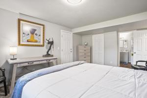 1 dormitorio con 1 cama blanca grande y escritorio en South Boise 1 Bed, 20 Min to Airport, Sleeps 5, en Boise