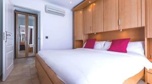 Postel nebo postele na pokoji v ubytování Bahia & Ocean Views - Holiday Club Deluxe Private Suite + 37 fotografií