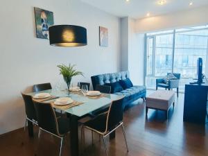 ein Wohnzimmer mit Tisch und Couch in der Unterkunft On Paseo de la Reforma, great location, luxurious, pool, gym in Mexiko-Stadt