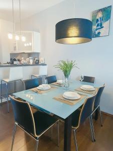einen Esstisch mit Stühlen und einem blauen Tisch in der Unterkunft On Paseo de la Reforma, great location, luxurious, pool, gym in Mexiko-Stadt