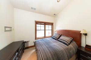 Christiana Lodge Unit 201C, Light-filled luxury condo with views of Aspen Mountain tesisinde bir odada yatak veya yataklar