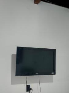 einen Flachbild-TV, der an einer Wand hängt in der Unterkunft Lidxi Stagabeñe in Juchitán de Zaragoza