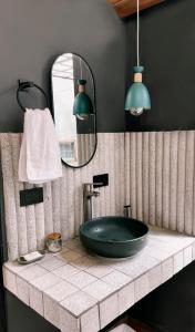 uma casa de banho com um lavatório preto e um espelho em Ceiba del Agua em San Rafael