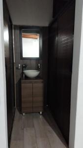 La salle de bains est pourvue d'un lavabo et d'une fenêtre. dans l'établissement Lidxi Stagabeñe, à Juchitán de Zaragoza