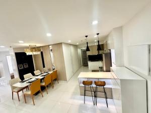 cocina y comedor con mesa y sillas en Scenic Valley Suite en Ho Chi Minh