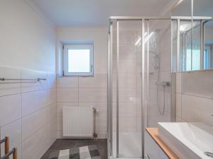 平茲高地區霍勒斯巴赫的住宿－Gipfelblick，带淋浴和盥洗盆的浴室