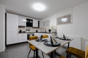 eine Küche mit einem Tisch und Stühlen im Zimmer in der Unterkunft Modern - ruhige Lage - zentrumsnah - 2-Zimmer Apartment in Horb am Neckar