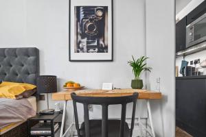 uma pequena cozinha com uma mesa num quarto em Small studio in Central ATTENTION Prepayment is needed to the host em Londres