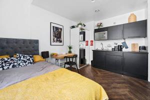 um quarto com uma cama e uma pequena cozinha em Small studio in Central ATTENTION Prepayment is needed to the host em Londres