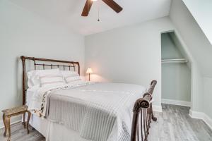 um quarto branco com uma cama e uma ventoinha de tecto em Cleveland Retreat with Patio Yonah Mountain Views! em Cleveland
