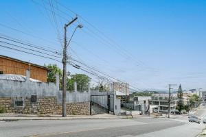an empty street with a building and a street light at Casa Próximo ao Centro com Vista para o Mar. in Florianópolis