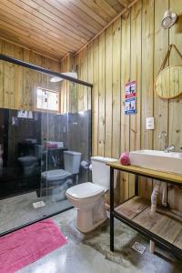 フロリアノポリスにあるCasa Próximo ao Centro com Vista para o Mar.のトイレ、洗面台、浴槽を備えたバスルーム