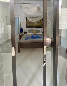 uma porta para um quarto com uma cama num museu em D' Jana em Amed