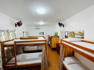 Schlafsaal mit 4 Etagenbetten in der Unterkunft 3 Sisters Guest House 1 in Moalboal