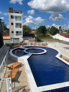 uma piscina no telhado de um edifício em Apartamento de Alto Padrão Recém Inaugurado em Campina Grande
