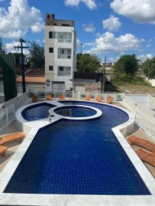 uma piscina no telhado de um edifício em Apartamento de Alto Padrão Recém Inaugurado em Campina Grande