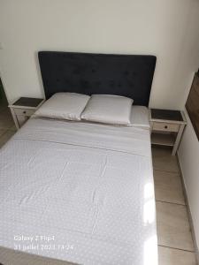 Posto letto in camera con materasso bianco di Patoulocation a La Trinité