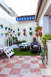 een patio met potplanten aan de muur bij Casa La Platería in Córdoba