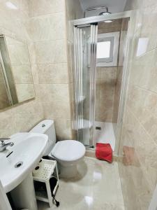 巴塞隆納的住宿－Barca 1，浴室配有卫生间、淋浴和盥洗盆。