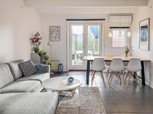 Apartment Hadsund IX في Hadsund: غرفة معيشة مع أريكة وطاولة