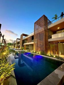 une grande piscine devant un immeuble dans l'établissement Studio Beira Mar de Tatuamunha, Rota dos Milagres, à Porto de Pedras