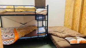 a room with two bunk beds and a mattress at 小布施のあたり in Obuse