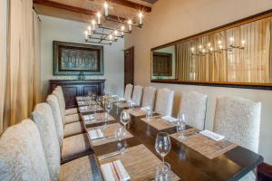 Posezení v ubytování Omni Scottsdale Resort & Spa at Montelucia