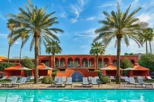 Bazén v ubytování Omni Scottsdale Resort & Spa at Montelucia nebo v jeho okolí