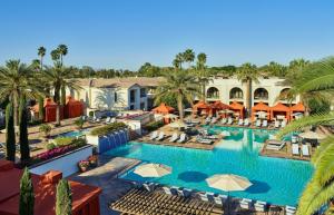 Bazén v ubytování Omni Scottsdale Resort & Spa at Montelucia nebo v jeho okolí