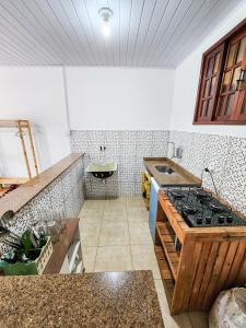 Een keuken of kitchenette bij Explorer Tours - Loft com cozinha Centro Abraão