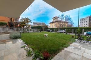 una vista de un patio con una casa en el fondo en LaGioia Relax&Business, en Casale Monferrato