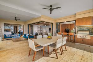 Η κουζίνα ή μικρή κουζίνα στο 2 BR Luxury Oceanview Condo in Kukuiula
