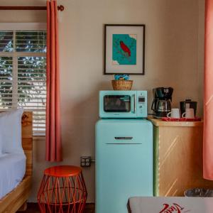 Cette chambre comprend un four micro-ondes et un réfrigérateur. dans l'établissement Antelope Lodge, à Alpine