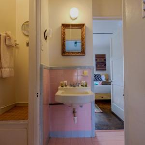 La salle de bains est pourvue d'un lavabo et d'un miroir. dans l'établissement Antelope Lodge, à Alpine