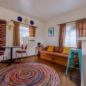 - un salon avec un canapé et une table dans l'établissement Antelope Lodge, à Alpine
