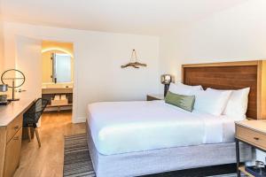En eller flere senge i et værelse på Sky Rock Sedona, a Tribute Portfolio Hotel
