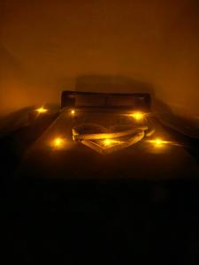 ein Bett mit Licht im Dunkeln in der Unterkunft Nuit insolite dans une bulle avec jacuzzi privatif 