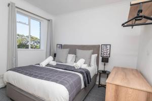 Postel nebo postele na pokoji v ubytování Suburban Apartment with Expansive Mountain Views